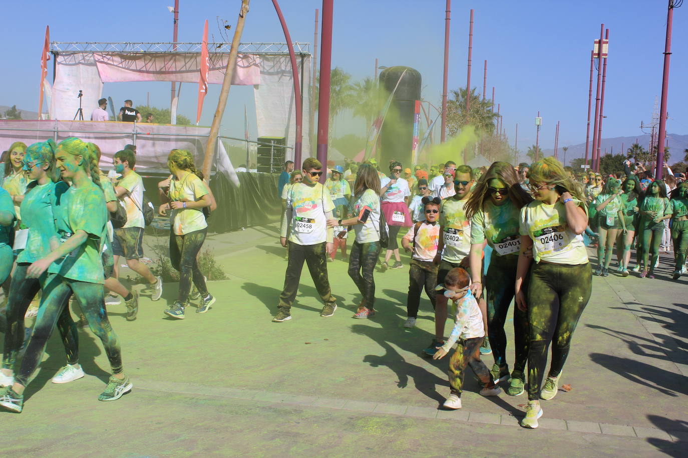 La Holi Life, una de las carreras más desenfadadas del calendario de carreras populares, ha teñido de color el Recinto Ferial de Almería, donde centenares de almerienses han disfrutado de una jornada lúdica y deportiva. 