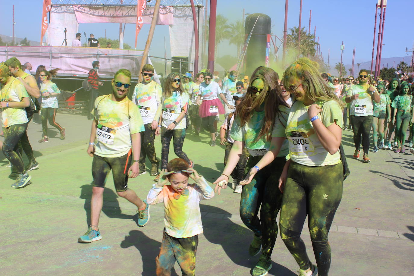 La Holi Life, una de las carreras más desenfadadas del calendario de carreras populares, ha teñido de color el Recinto Ferial de Almería, donde centenares de almerienses han disfrutado de una jornada lúdica y deportiva. 