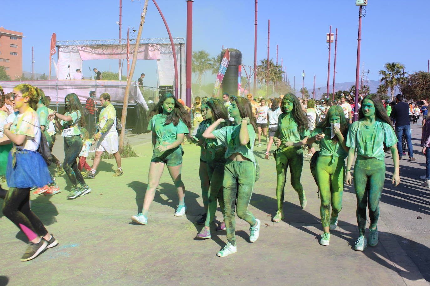 La Holi Life, una de las carreras más desenfadadas del calendario de carreras populares, ha teñido de color el Recinto Ferial de Almería, donde centenares de almerienses han disfrutado de una jornada lúdica y deportiva. 