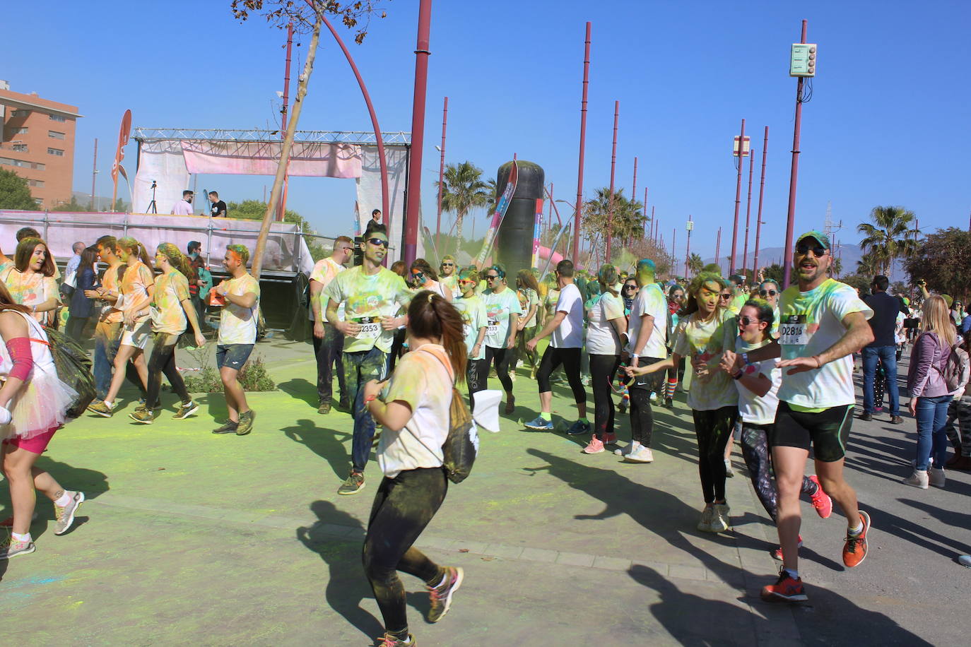 La Holi Life, una de las carreras más desenfadadas del calendario de carreras populares, ha teñido de color el Recinto Ferial de Almería, donde centenares de almerienses han disfrutado de una jornada lúdica y deportiva. 