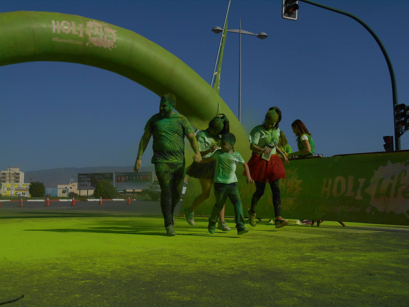 La Holi Life, una de las carreras más desenfadadas del calendario de carreras populares, ha teñido de color el Recinto Ferial de Almería, donde centenares de almerienses han disfrutado de una jornada lúdica y deportiva. 