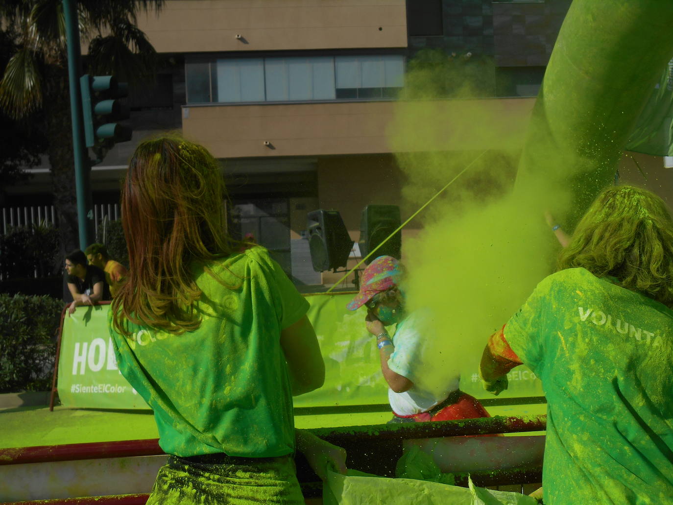 La Holi Life, una de las carreras más desenfadadas del calendario de carreras populares, ha teñido de color el Recinto Ferial de Almería, donde centenares de almerienses han disfrutado de una jornada lúdica y deportiva. 