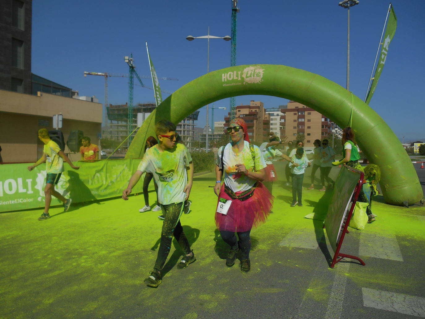 La Holi Life, una de las carreras más desenfadadas del calendario de carreras populares, ha teñido de color el Recinto Ferial de Almería, donde centenares de almerienses han disfrutado de una jornada lúdica y deportiva. 