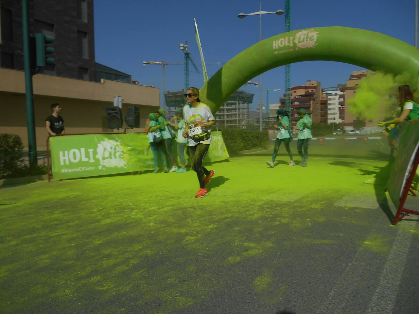 La Holi Life, una de las carreras más desenfadadas del calendario de carreras populares, ha teñido de color el Recinto Ferial de Almería, donde centenares de almerienses han disfrutado de una jornada lúdica y deportiva. 