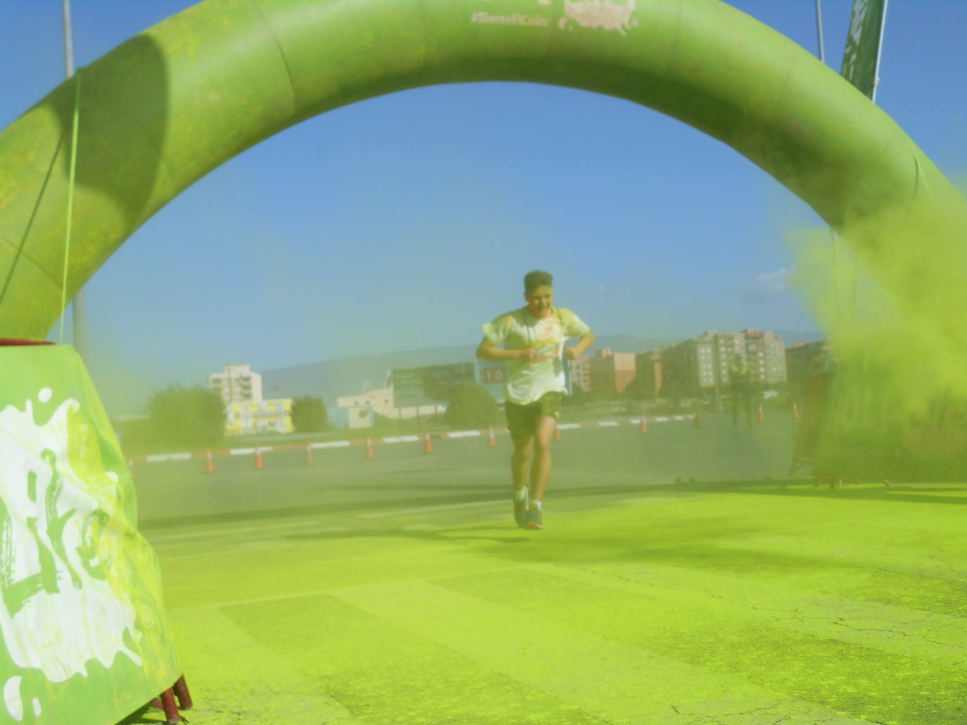 La Holi Life, una de las carreras más desenfadadas del calendario de carreras populares, ha teñido de color el Recinto Ferial de Almería, donde centenares de almerienses han disfrutado de una jornada lúdica y deportiva. 