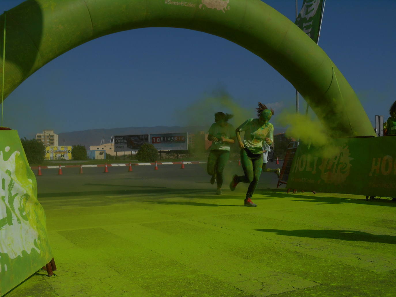 La Holi Life, una de las carreras más desenfadadas del calendario de carreras populares, ha teñido de color el Recinto Ferial de Almería, donde centenares de almerienses han disfrutado de una jornada lúdica y deportiva. 