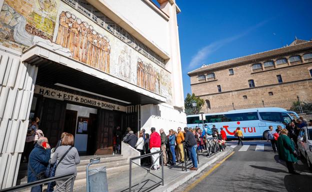 Imagen principal - Granada vuelve a recordar a Fray Leopoldo