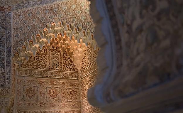 La iluminación artística realza elementos del oratorio.