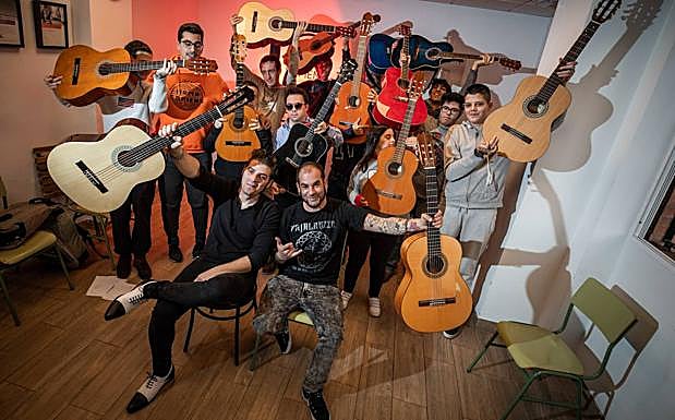 Juande Ortiz y El Perchas, sentados, junto a los chavales del taller de rock and roll de la Asociación Homo Sapiens.