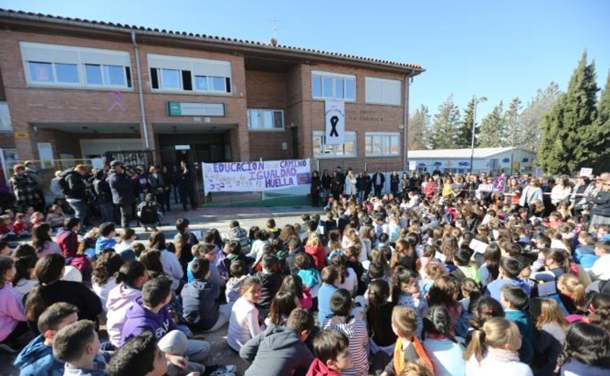 Emotivo homenaje de La Zubia a Ana, la maestra asesinada en el Granada. 