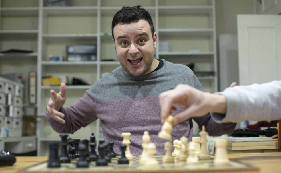 Pepe Cuenca comenta una partida de ajedrez en vivo y en directo. 