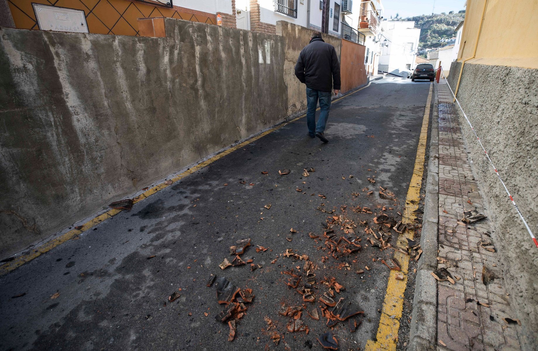 Ninguna de las dos se encontraba habitada en ese momento ya que la familia más cercana al detenido, según las fuentes consultadas por IDEAL, se ha marchado del municipio para evitar represalias por la muerte de V. A. el pasado sábado por la tarde