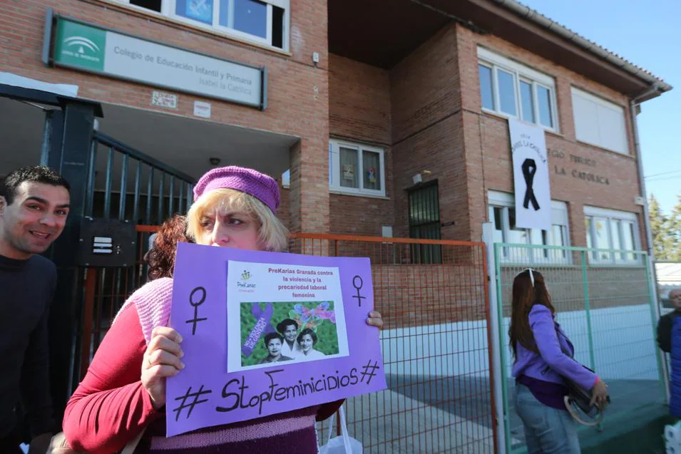 La localidad entera y los alumnos del colegio donde ejercía la recuerdan dos días después de su asesinato