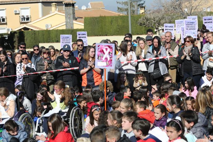 La localidad entera y los alumnos del colegio donde ejercía la recuerdan dos días después de su asesinato