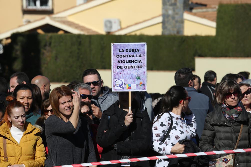 La localidad entera y los alumnos del colegio donde ejercía la recuerdan dos días después de su asesinato