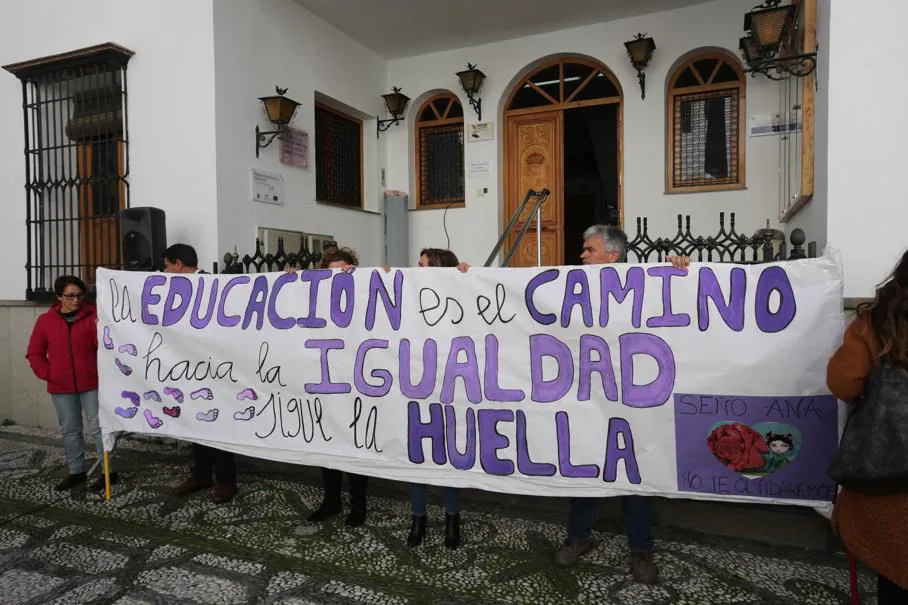 La localidad entera y los alumnos del colegio donde ejercía la recuerdan dos días después de su asesinato