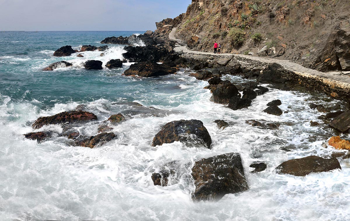 El sendero que desde La Caleta de Salobreña se interna bajo los acantilados 