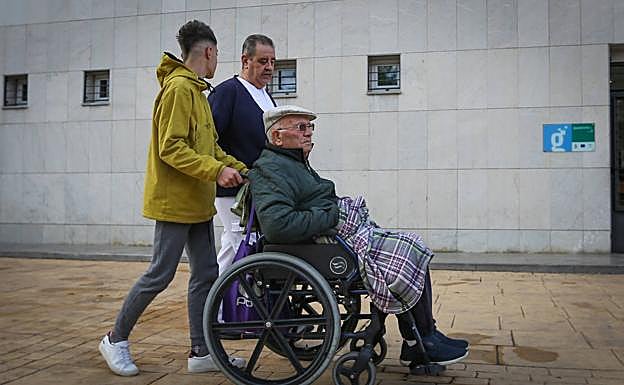 Carlos acompaña a uno de los usuarios de ayuda a domciilio.