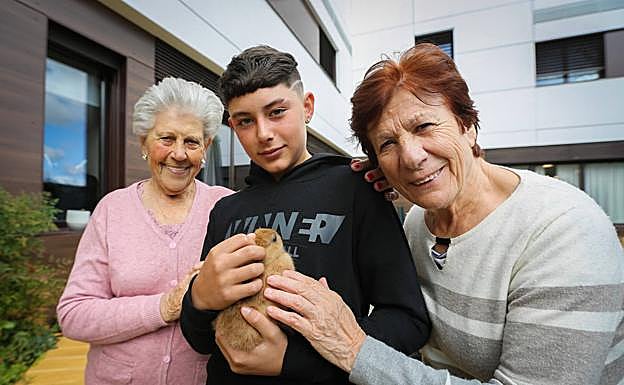 Christian acompaña a María y Carmen en una de sus jornadas en la residencia María Auxiliadora de Churriana de la Vega