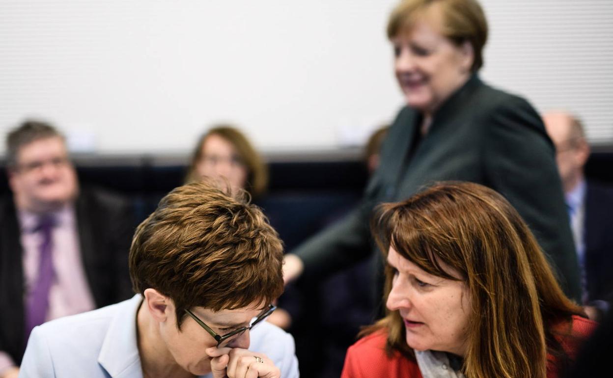 La presidenta de la CDU, Annegret Kramp-Karrenbauer (izquierda), este martes en el Bundestag.