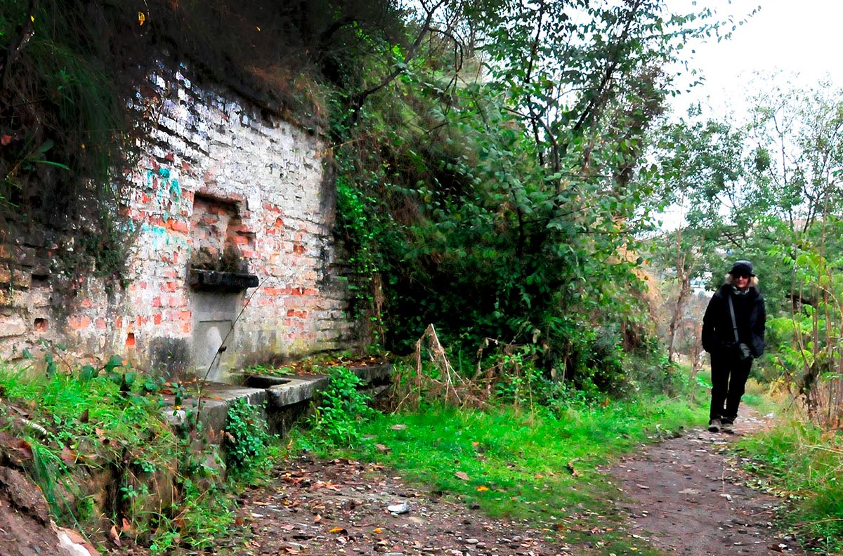 Fuente Agrilla, en la senda que desde el Avellano se interna en el cerro del Sol 
