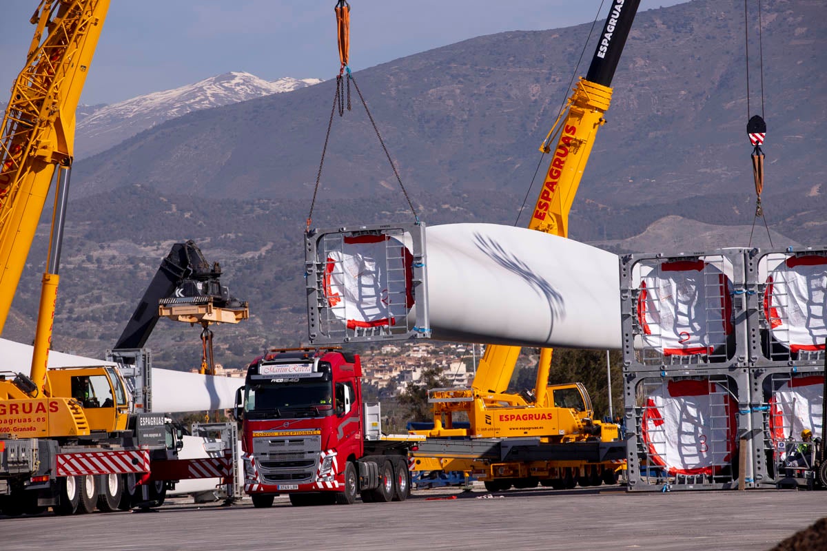 Es la primera vez que se transportan tantas palas de 74 metros, las mayores construidas en España, en una sola carga y en un buque de 13. 300 toneladas