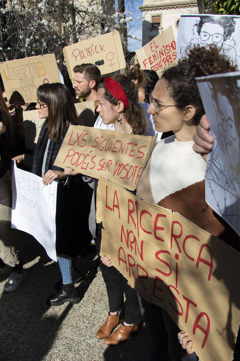 Unas 150 personas de la comunidad universitaria han acudido a la concentración 