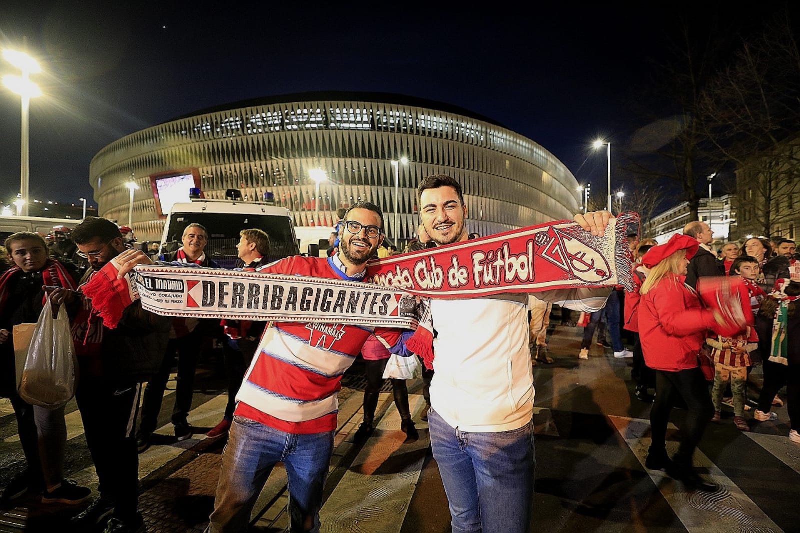 Aquí puedes ver las imágenes de los seguidores rojiblancos en el coliseo bilbaíno en la ida de las semifinales de Copa