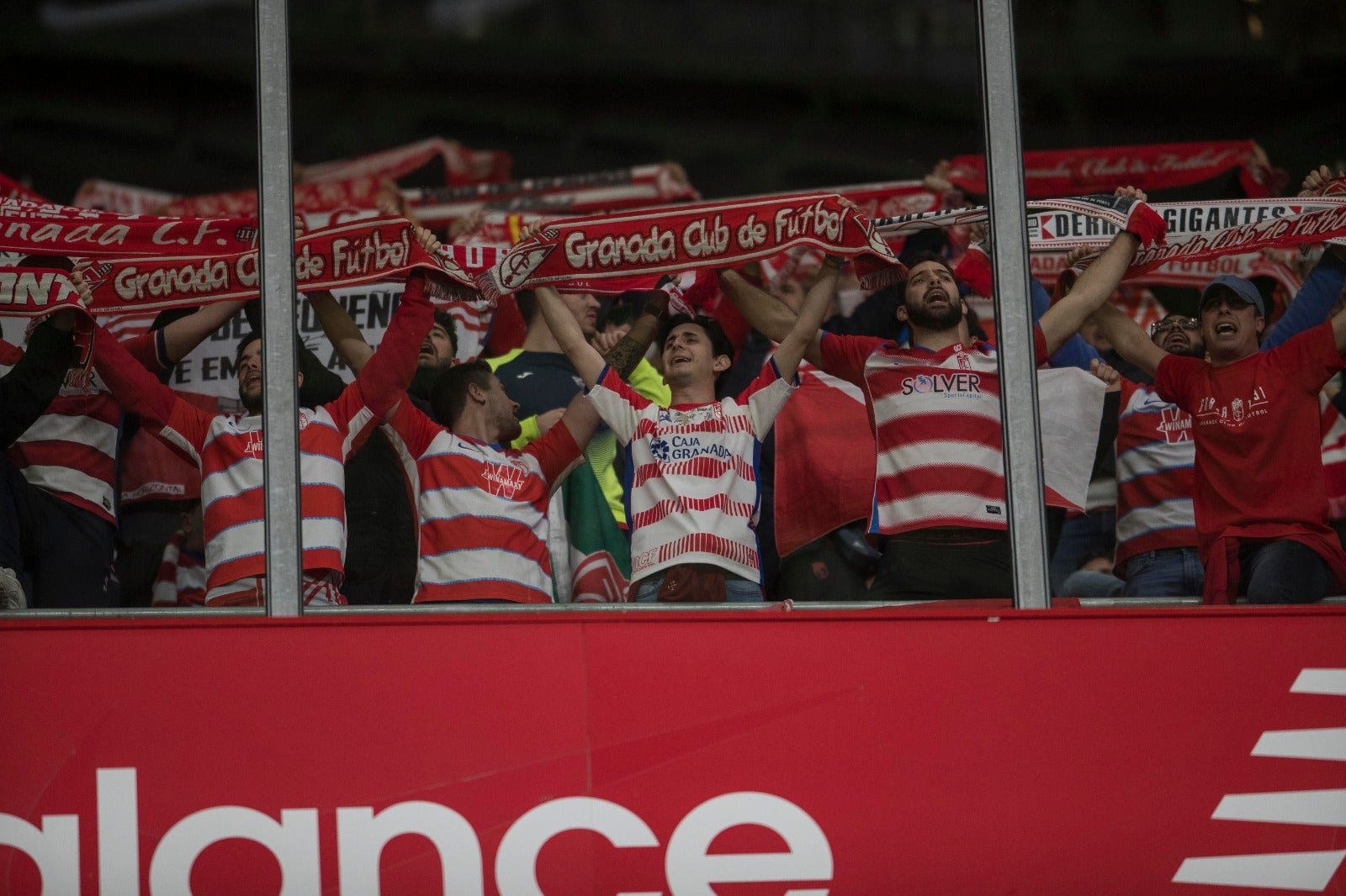 Aquí puedes ver las imágenes de los seguidores rojiblancos en el coliseo bilbaíno en la ida de las semifinales de Copa