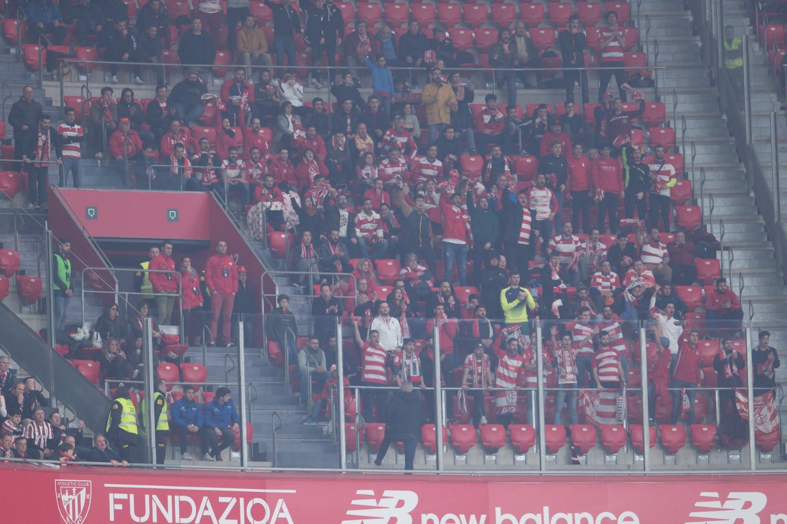 Aquí puedes ver las imágenes de los seguidores rojiblancos en el coliseo bilbaíno en la ida de las semifinales de Copa