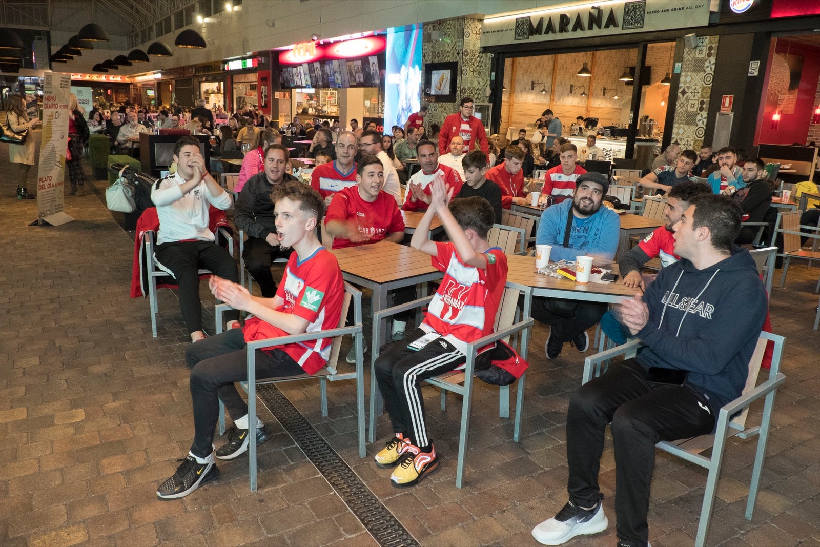 Fotos: La afición vibra con el partido de Copa en el Serrallo Plaza