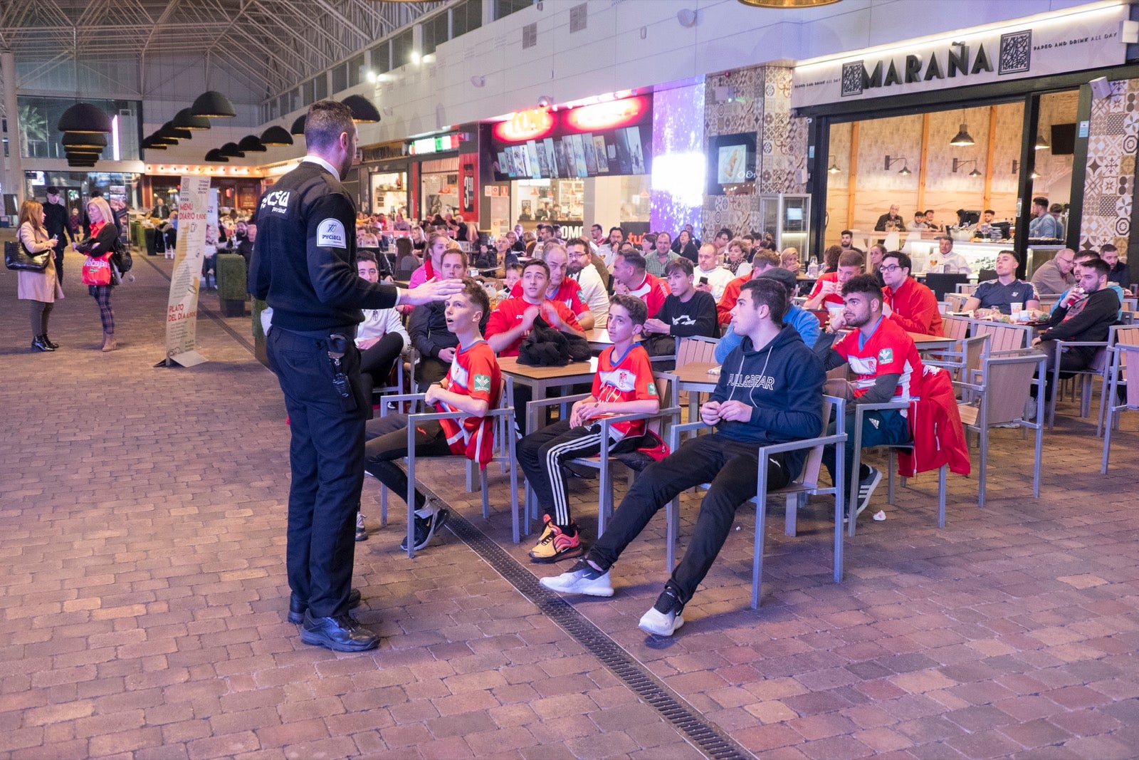 Fotos: La afición vibra con el partido de Copa en el Serrallo Plaza