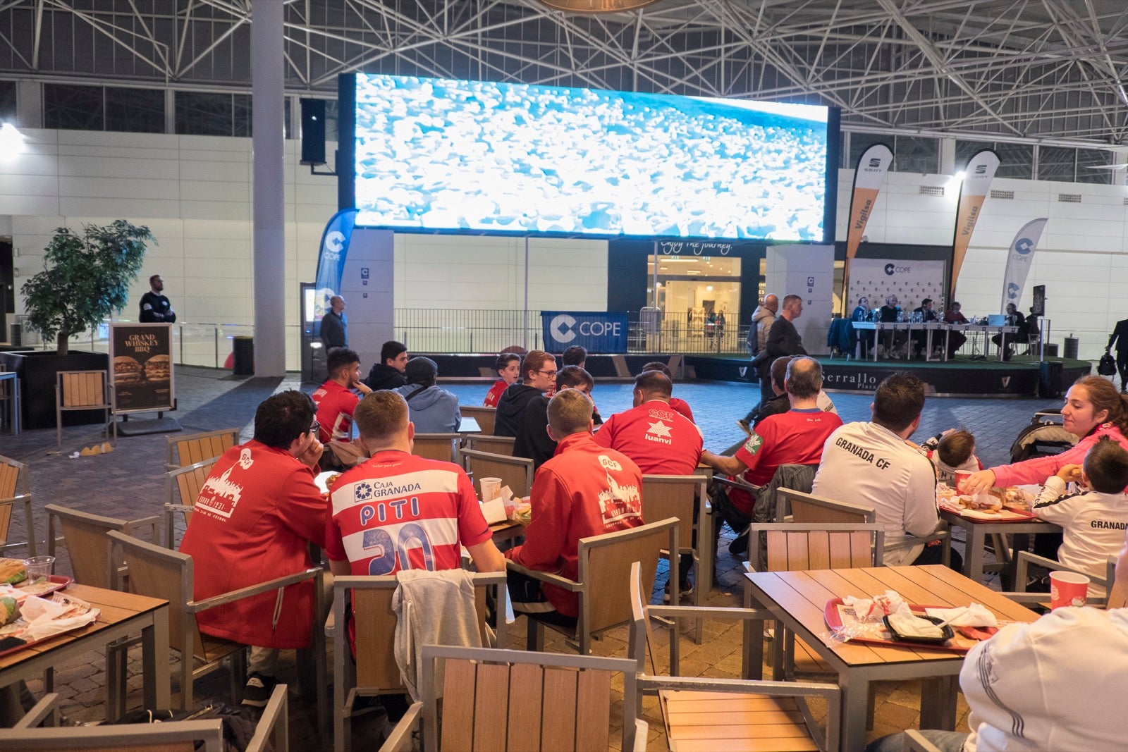 Fotos: La afición vibra con el partido de Copa en el Serrallo Plaza