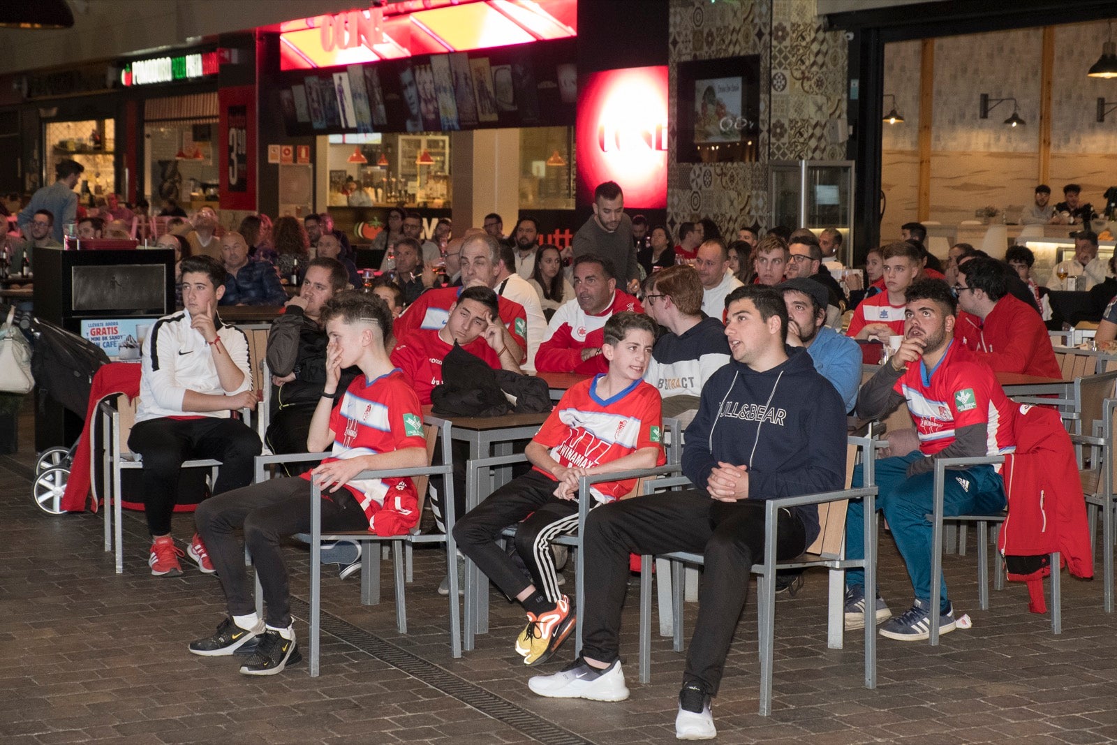 Fotos: La afición vibra con el partido de Copa en el Serrallo Plaza