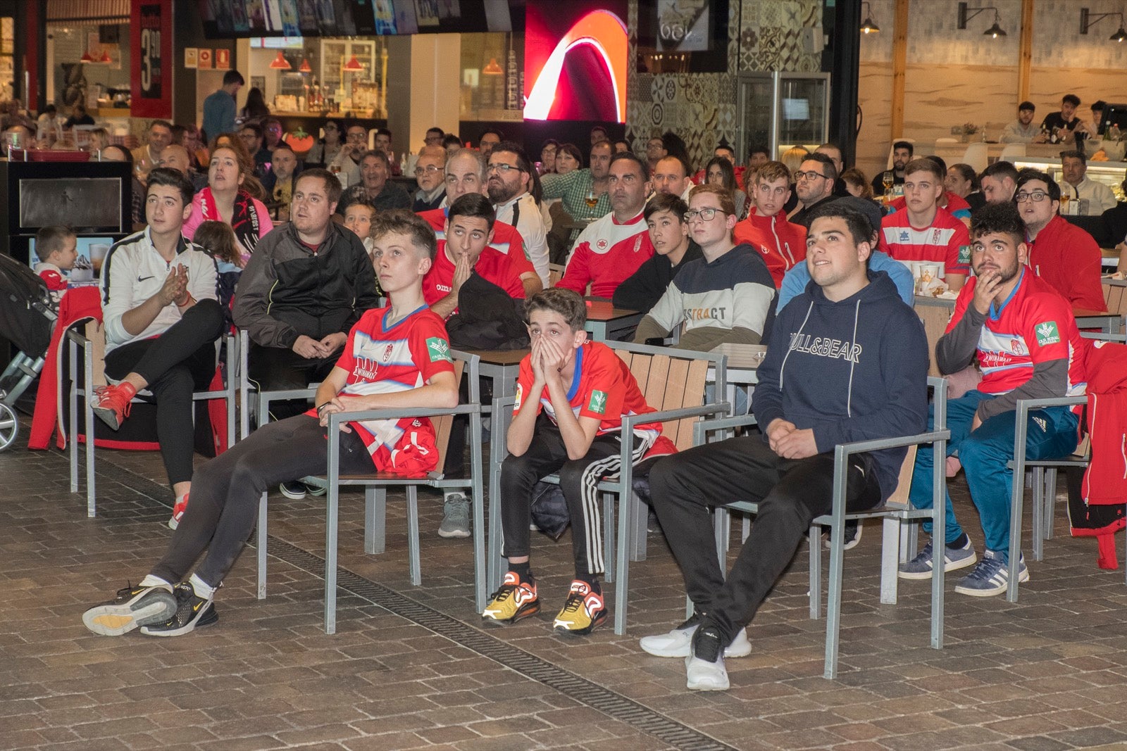 Fotos: La afición vibra con el partido de Copa en el Serrallo Plaza