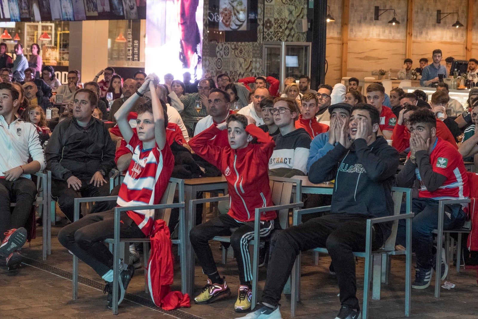 Fotos: La afición vibra con el partido de Copa en el Serrallo Plaza