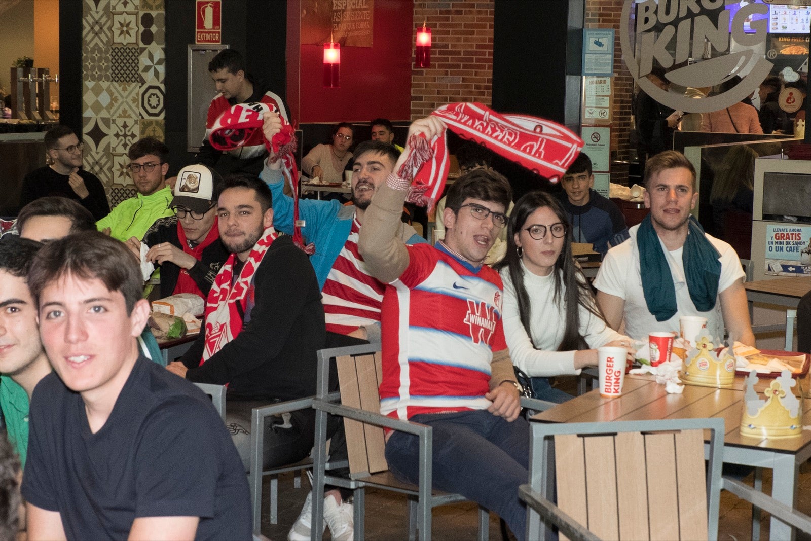 Fotos: La afición vibra con el partido de Copa en el Serrallo Plaza