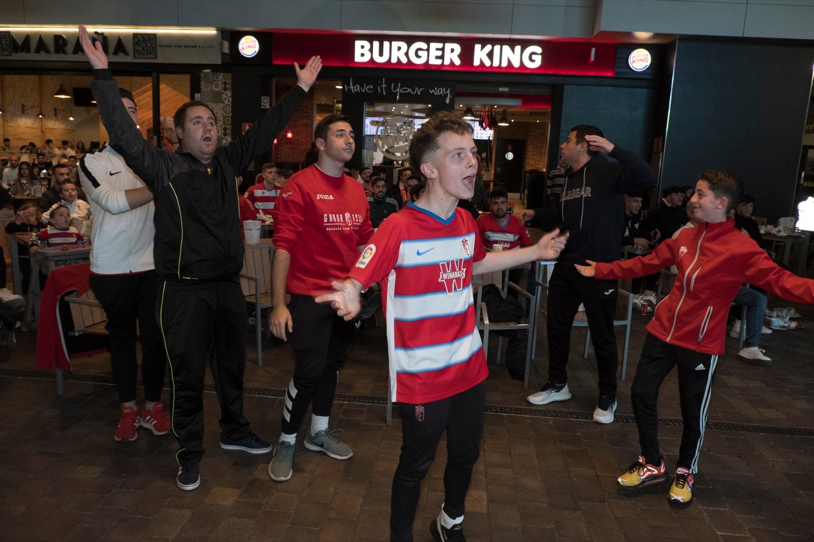 Fotos: La afición vibra con el partido de Copa en el Serrallo Plaza