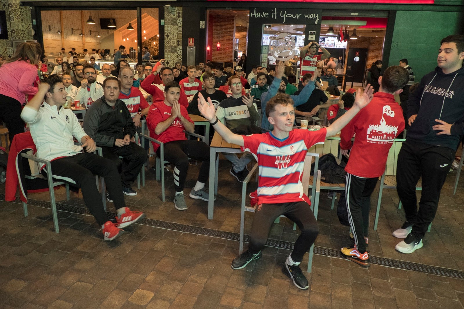 Fotos: La afición vibra con el partido de Copa en el Serrallo Plaza