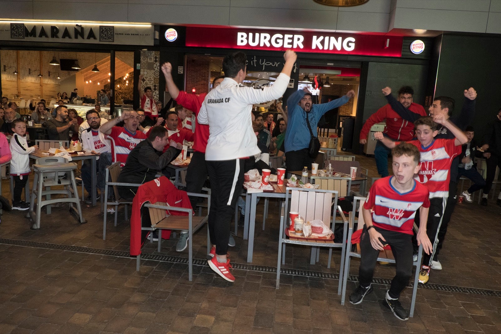 Fotos: La afición vibra con el partido de Copa en el Serrallo Plaza