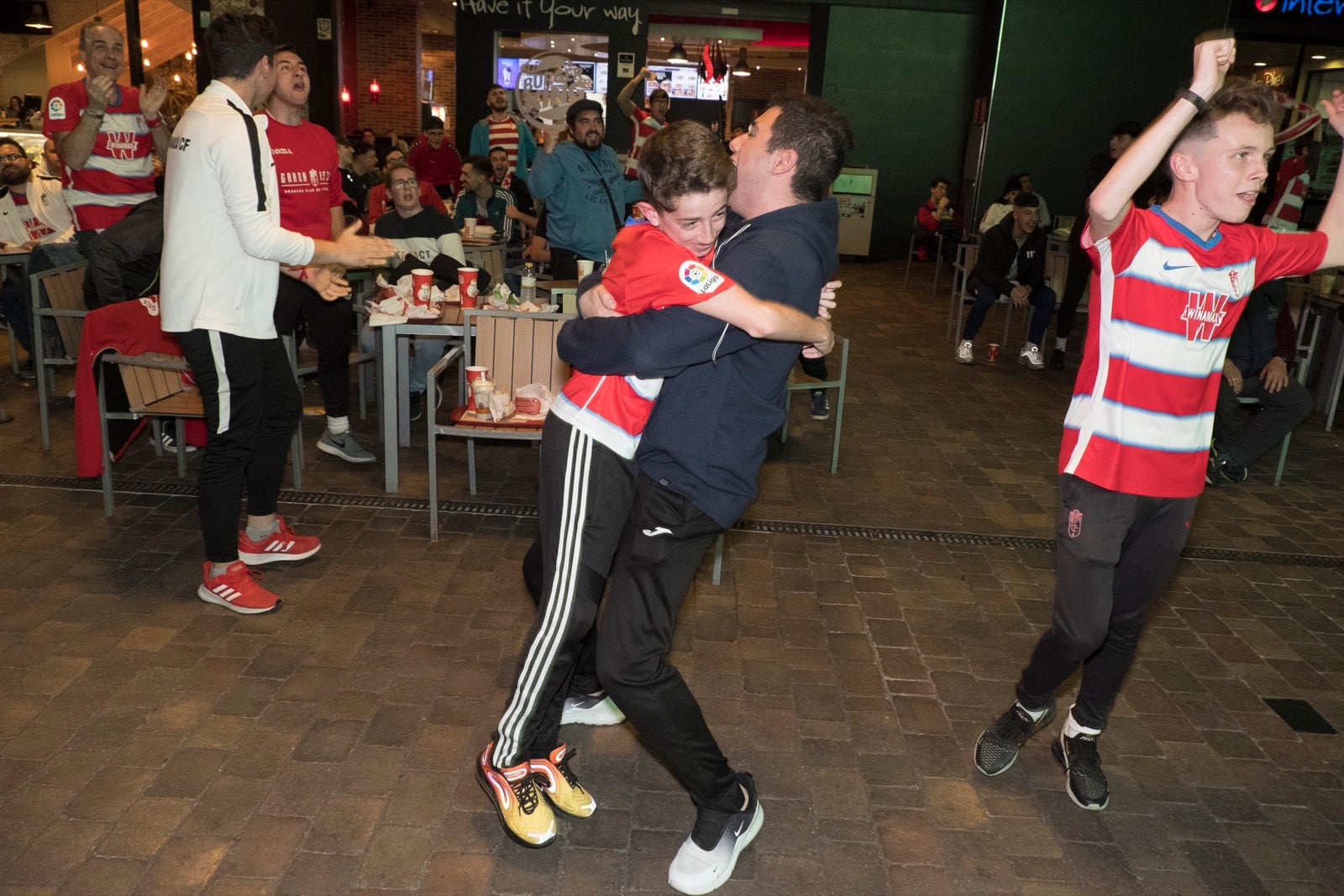 Fotos: La afición vibra con el partido de Copa en el Serrallo Plaza