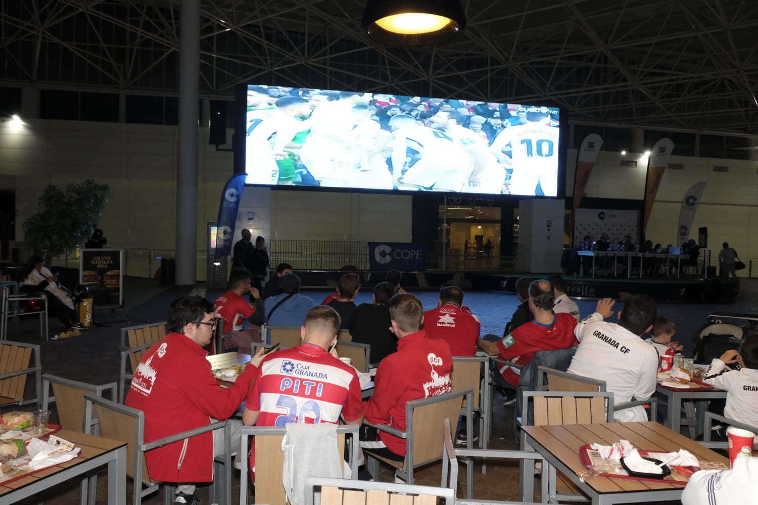 Fotos: La afición vibra con el partido de Copa en el Serrallo Plaza