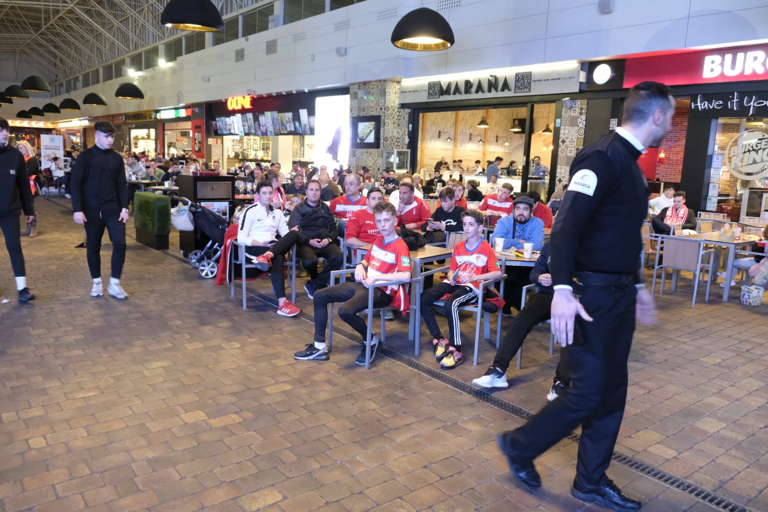 Fotos: La afición vibra con el partido de Copa en el Serrallo Plaza