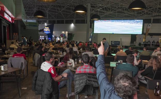 Las jugadas del partido fueron seguidas a través de la gran pantalla gigante.