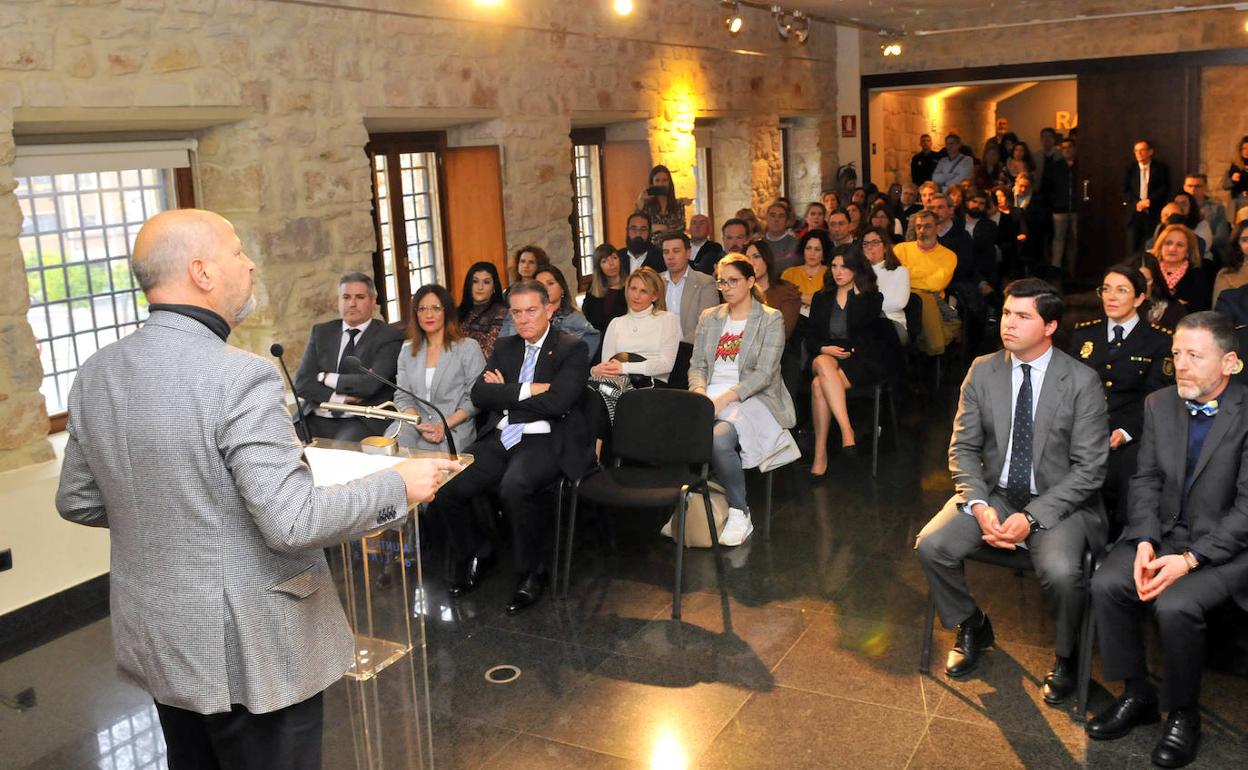 La celebración de este Foro tuvo lugar en una de las salas del edificio de El Pósito. Enrique