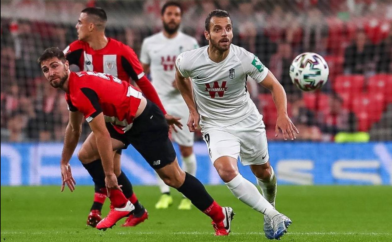 Soldado pelea por un balón con Yeray. 