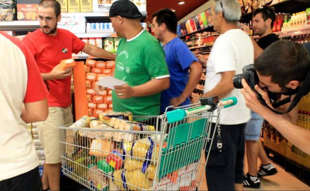 Algunos de los 200 militantes del Sindicato Andaluz de Trabajadores (SAT) que entraron el 7 de agosto de 2012 en un supermercado de Écija. 