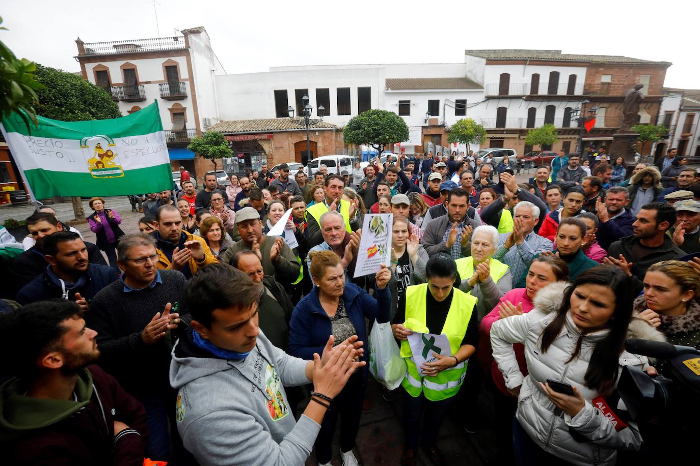 Fotos: Agricultores de Córdoba y Jaén cortan la A-4