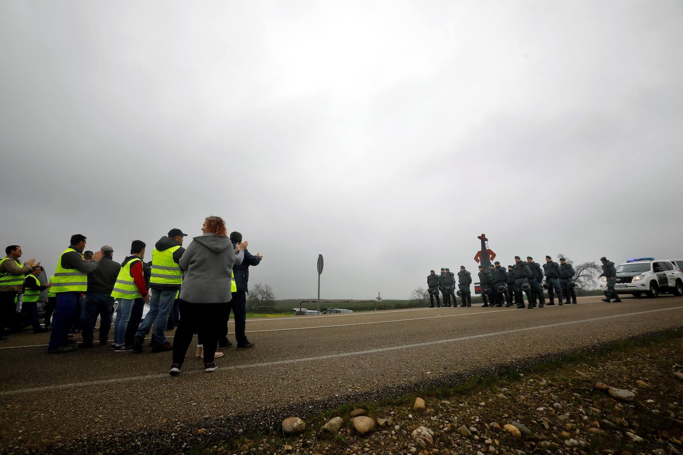 Fotos: Agricultores de Córdoba y Jaén cortan la A-4