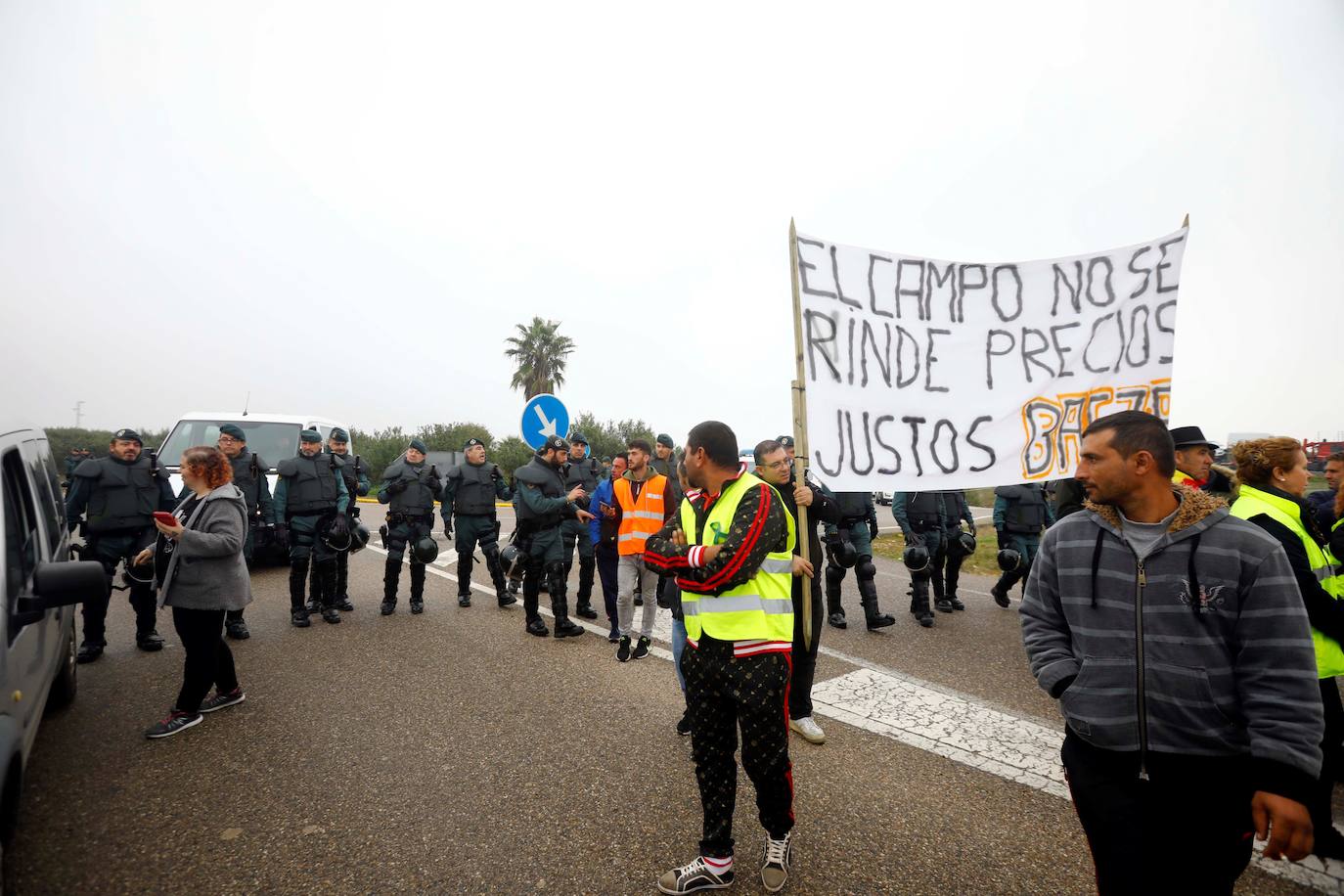 Fotos: Agricultores de Córdoba y Jaén cortan la A-4